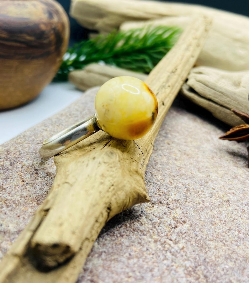 Skaists baltā dzintara apaļais gredzens ar regulējamu izmēru