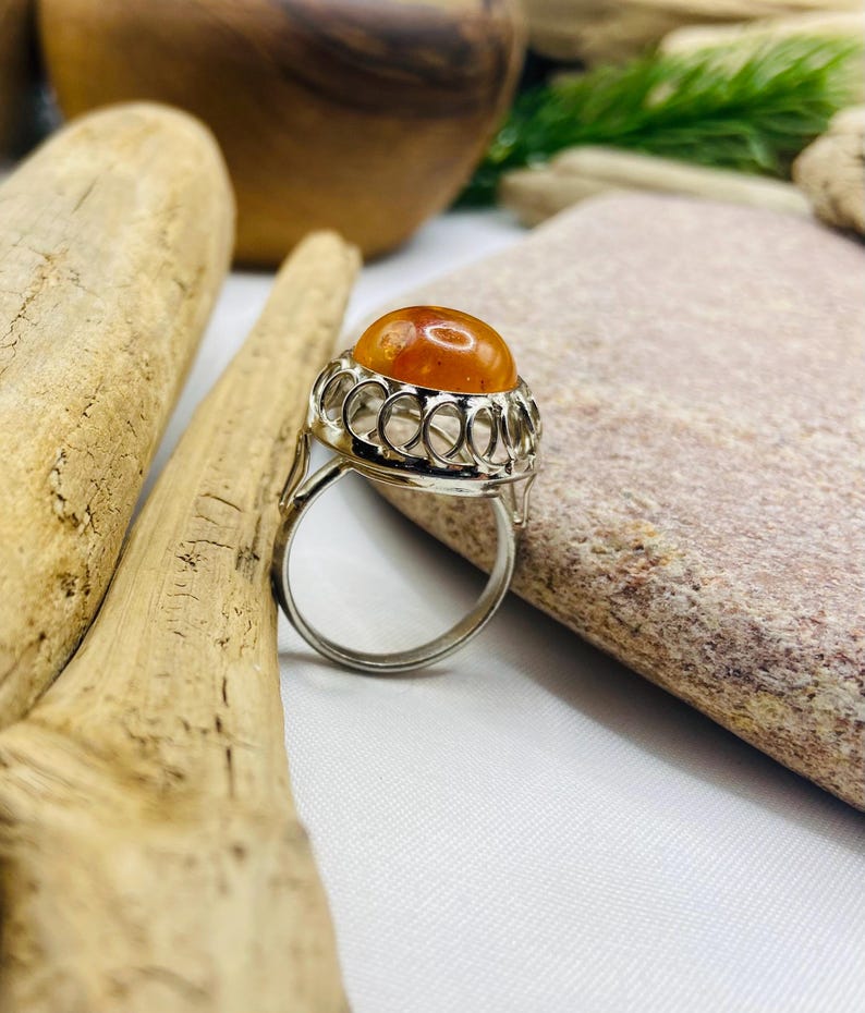 Retro stila gredzens no Baltijas dzintara un metāla, 18 izmērs