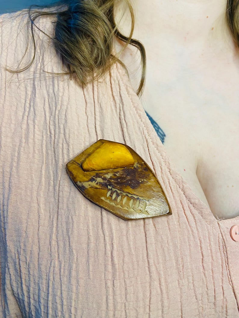 Ļoti veca vintāžas dzintara un koka broša no 1970. gadiem