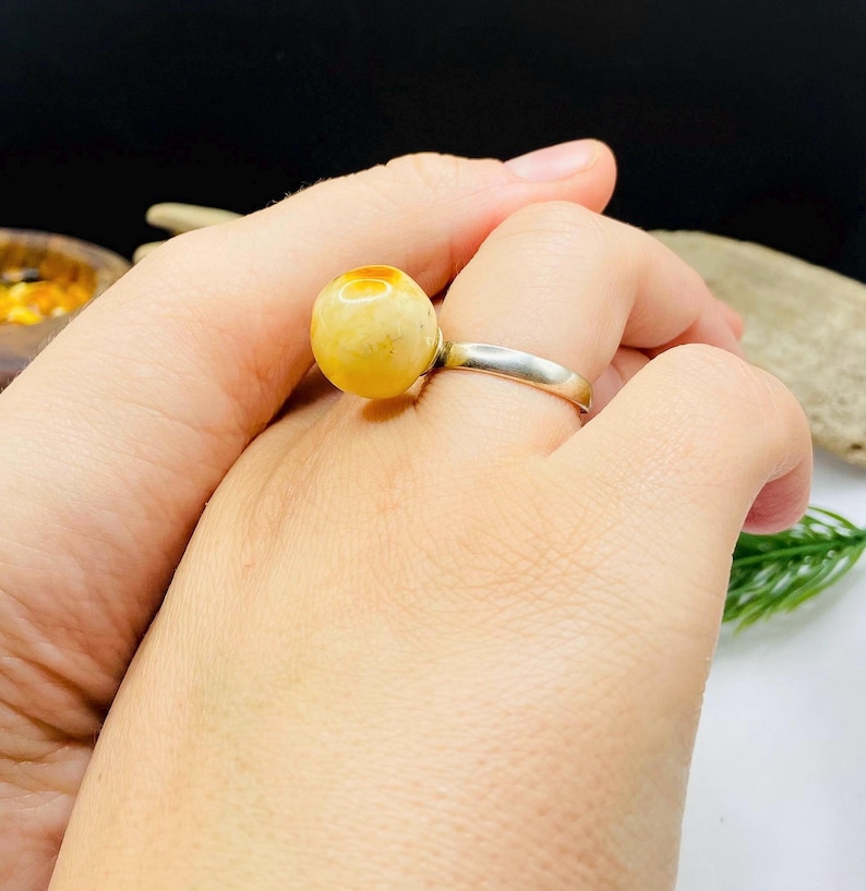 Skaists baltā dzintara apaļais gredzens ar regulējamu izmēru