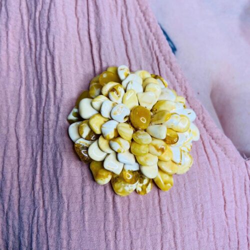 Izšūta vintāžas dzintara puķes broša, Ļoti unikāls roku darbs