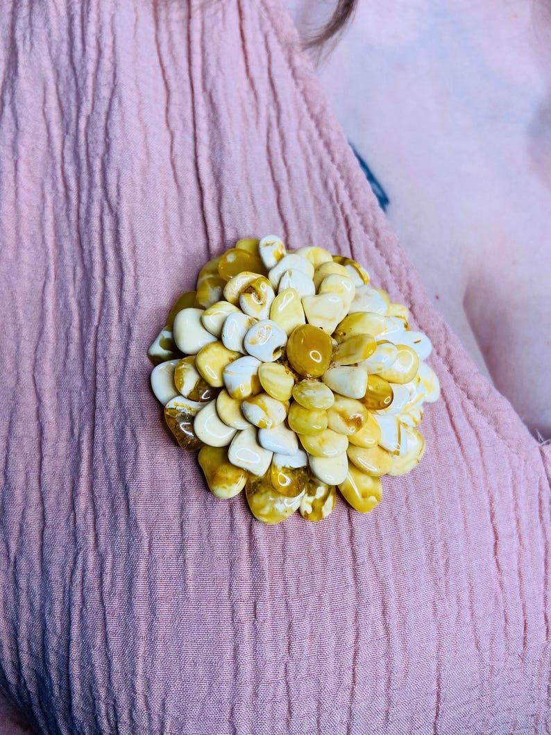 Izšūta vintāžas dzintara puķes broša, Ļoti unikāls roku darbs