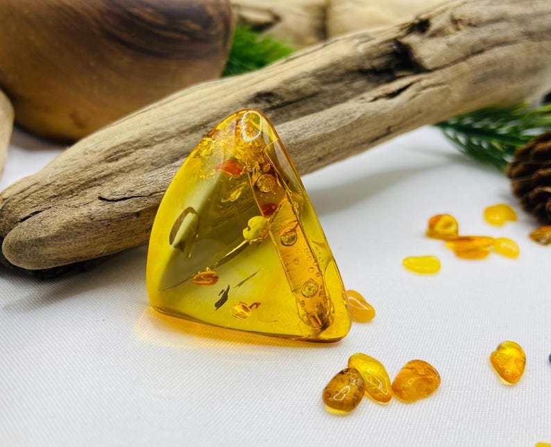 Tīsstūrveida Baltijas dzintara broša, liela izmēra piespraude