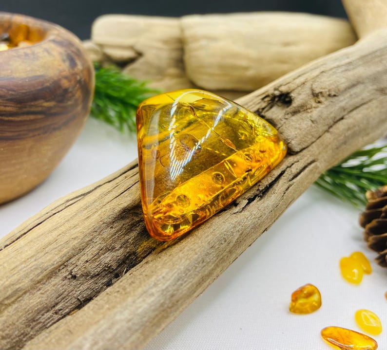 Tīsstūrveida Baltijas dzintara broša, liela izmēra piespraude