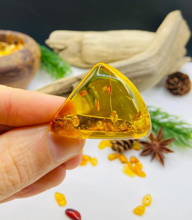 Tīsstūrveida Baltijas dzintara broša, liela izmēra piespraude