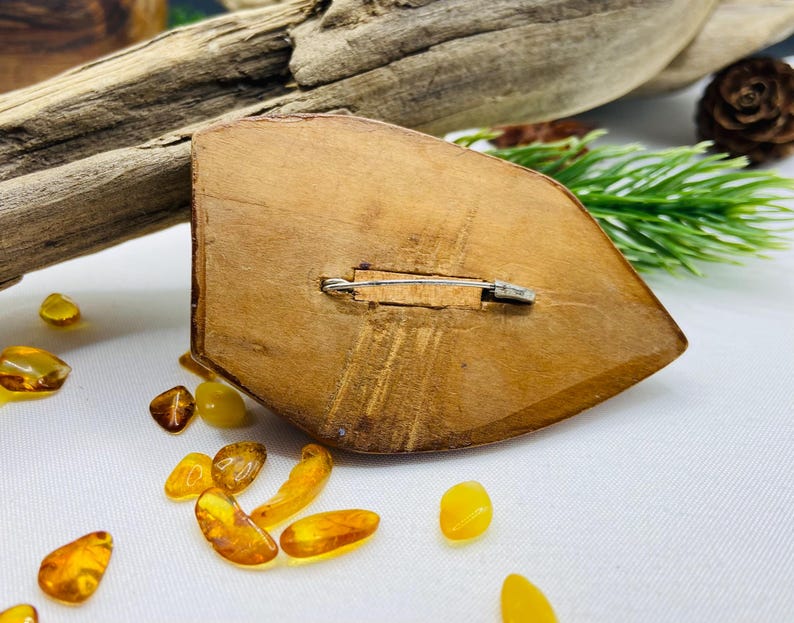 Ļoti veca vintāžas dzintara un koka broša no 1970. gadiem