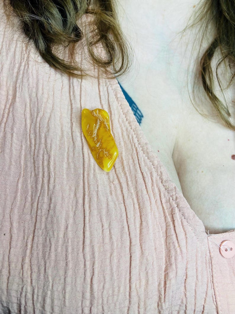 56548094-r-il-7b09c6-7683322052-il_794xN.7683322052_bo25 Medus krāsas pulēta Baltijas dzintara broša sievietēm