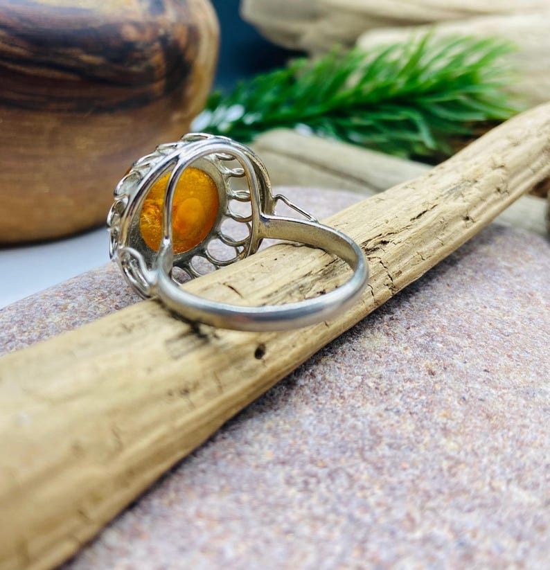 Retro stila gredzens no Baltijas dzintara un metāla, 18 izmērs