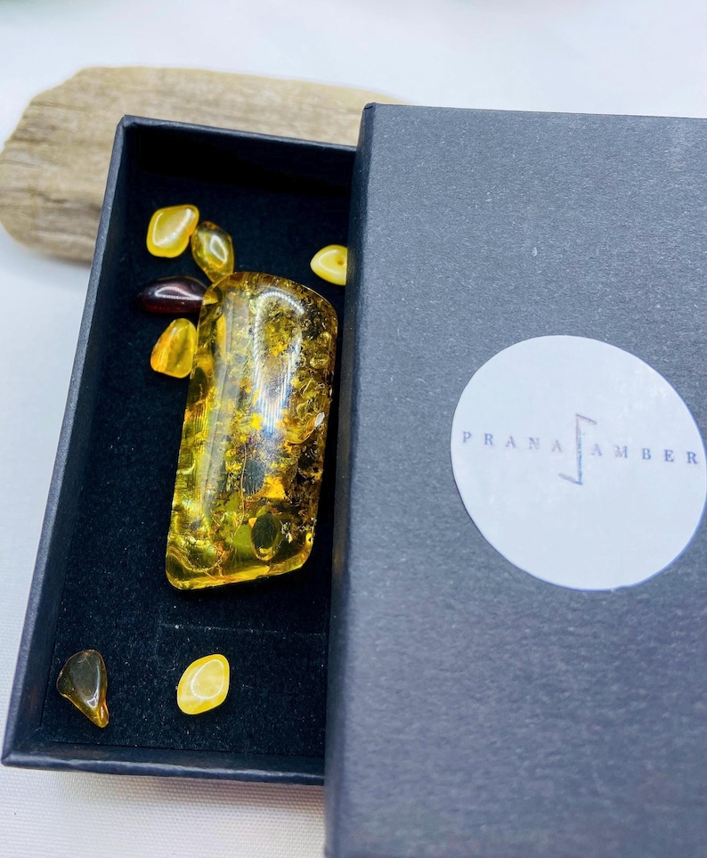 Zaļa smaragda formas dzintara broša sievietēm