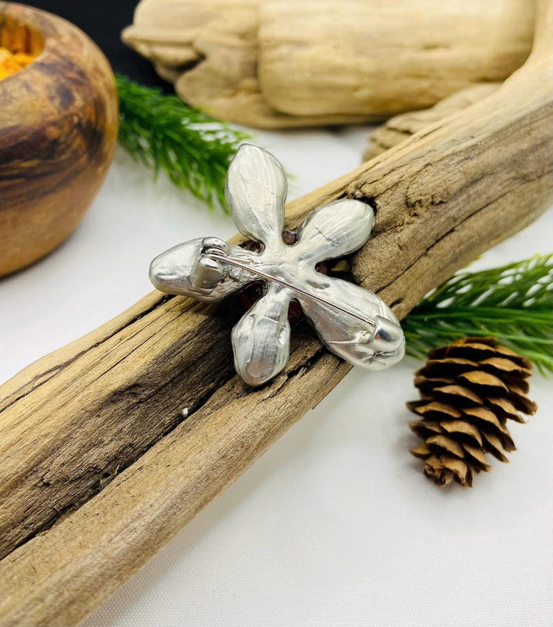 Dzintara puķītes piespraude, unikāla sieviešu broša