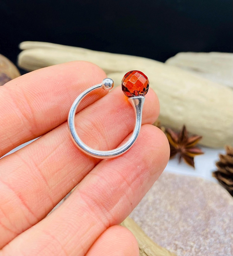 Regulējams Sudraba dzintara gredzens, fasetēts sarkanais akmens