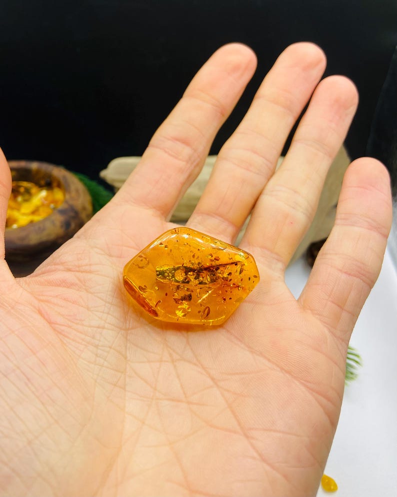 "Marquise" formas Baltijas dzintara piespraude, īpaša rotaslieta