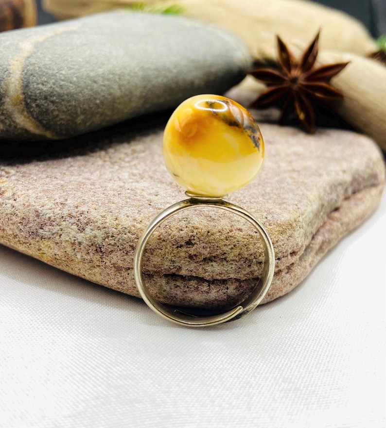 Skaists baltā dzintara apaļais gredzens ar regulējamu izmēru