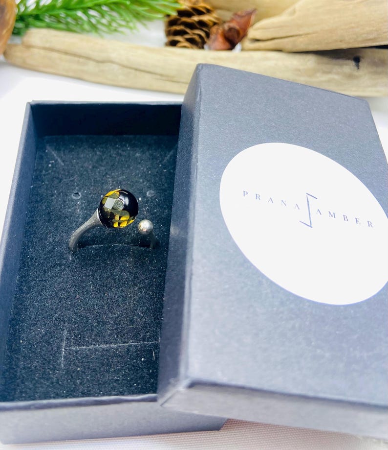 Krāsu mainošs unikāls Baltijas dzintara sudraba gredzens