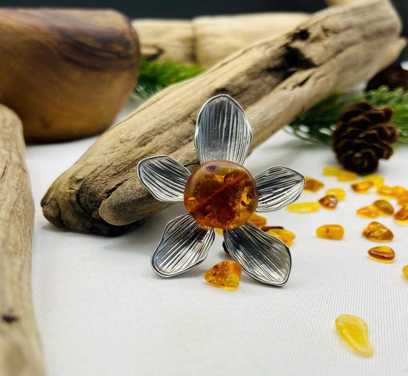 Dzintara puķītes piespraude, unikāla sieviešu broša