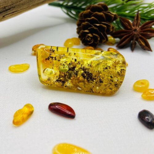 Zaļa smaragda formas dzintara broša sievietēm