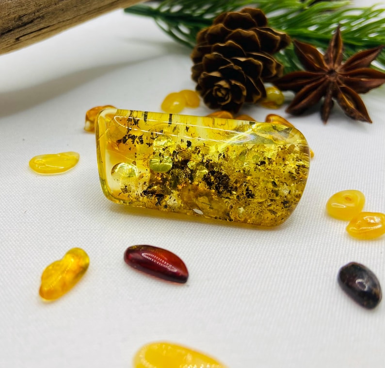 Zaļa smaragda formas dzintara broša sievietēm