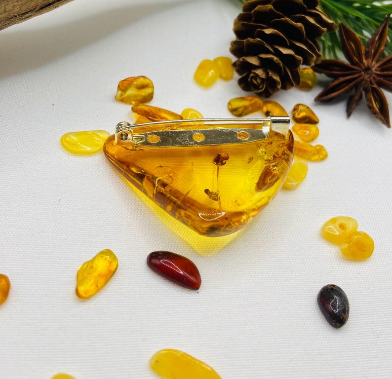 Tīsstūrveida Baltijas dzintara broša, liela izmēra piespraude