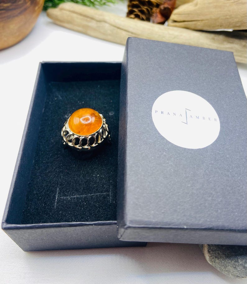 Retro stila gredzens no Baltijas dzintara un metāla, 18 izmērs