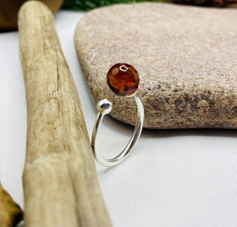 Regulējams Sudraba dzintara gredzens, fasetēts sarkanais akmens