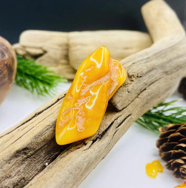 56548094-r-il-9ec0d1-7731262465-il_794xN.7731262465_sc1o Medus krāsas pulēta Baltijas dzintara broša sievietēm