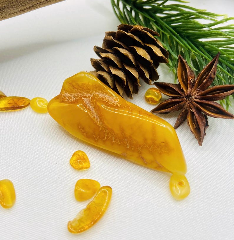 56548094-r-il-a94068-7683320252-il_794xN.7683320252_lkhn Medus krāsas pulēta Baltijas dzintara broša sievietēm