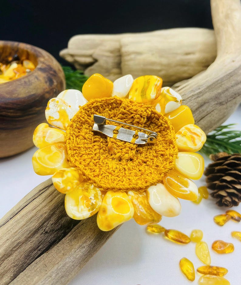 Izšūta vintāžas dzintara puķes broša, Ļoti unikāls roku darbs