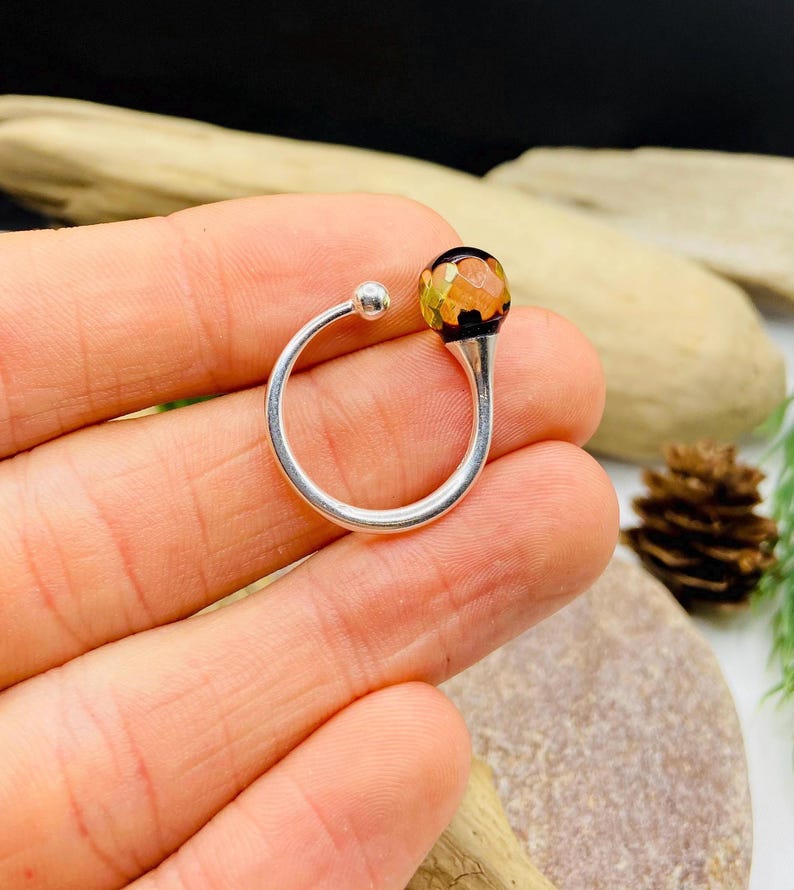 Krāsu mainošs unikāls Baltijas dzintara sudraba gredzens