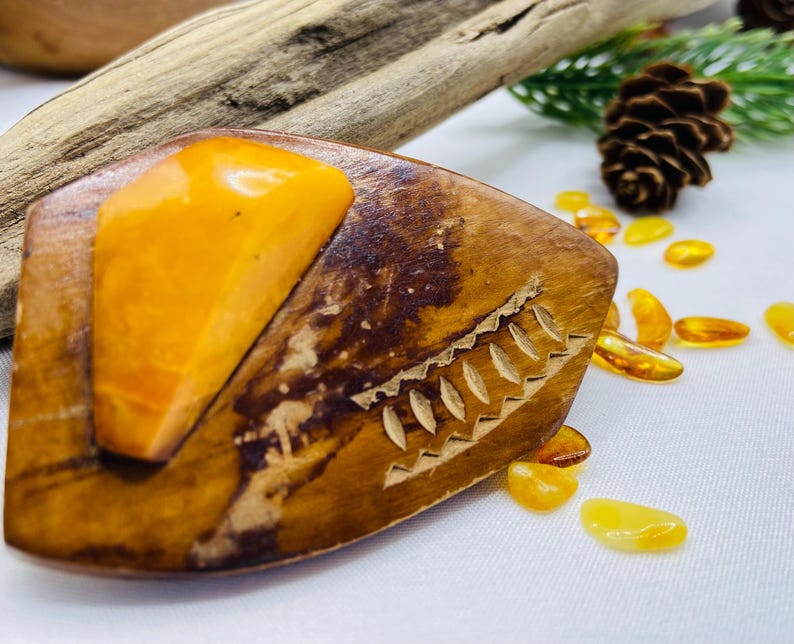 Ļoti veca vintāžas dzintara un koka broša no 1970. gadiem