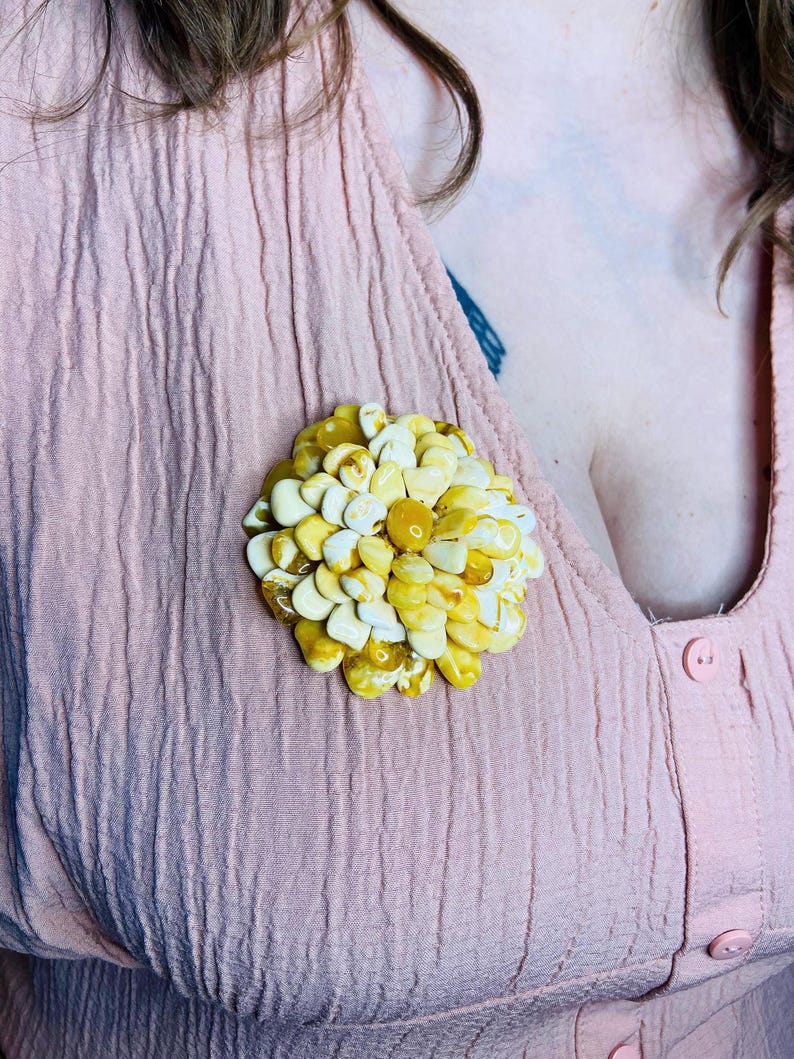 Izšūta vintāžas dzintara puķes broša, Ļoti unikāls roku darbs