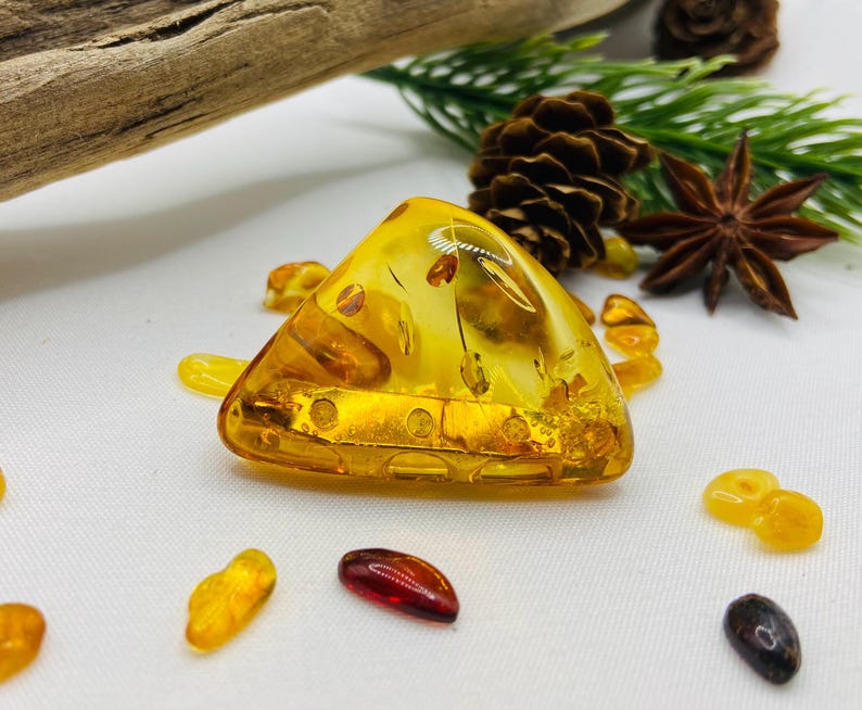 Tīsstūrveida Baltijas dzintara broša, liela izmēra piespraude