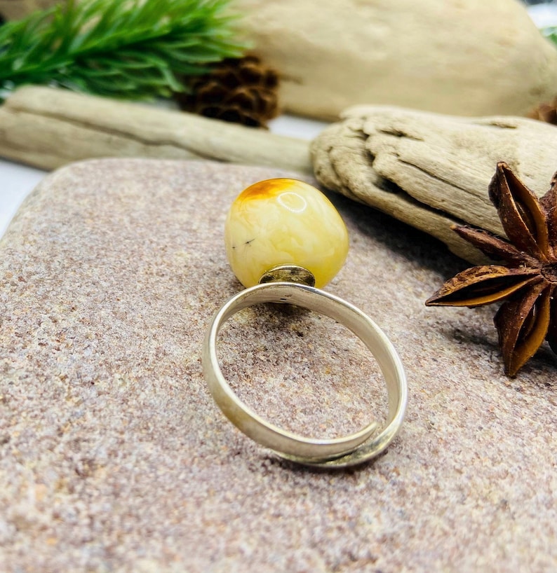 Skaists baltā dzintara apaļais gredzens ar regulējamu izmēru