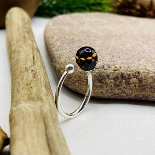 Krāsu mainošs unikāls Baltijas dzintara sudraba gredzens