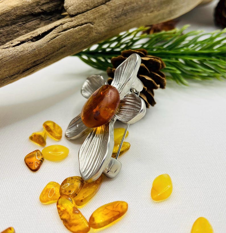 Dzintara puķītes piespraude, unikāla sieviešu broša