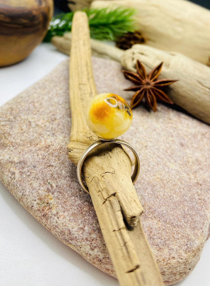 Skaists baltā dzintara apaļais gredzens ar regulējamu izmēru