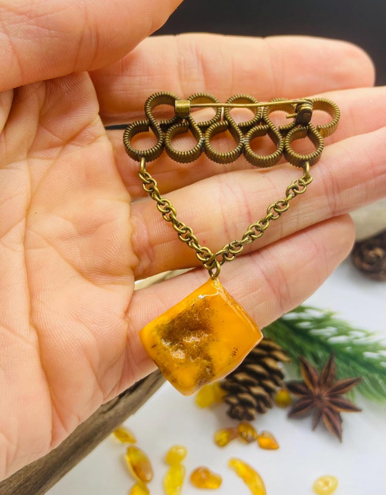 56548094-r-il-c7981a-7724715017-il_794xN.7724715017_6662 Vecmodīga Baltijas dzintara padomju piespraude no 1980. gadiem