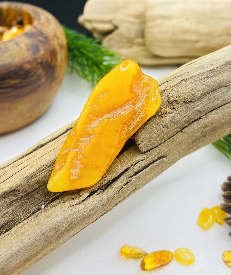 56548094-r-il-cf8176-7731260879-il_794xN.7731260879_383r Medus krāsas pulēta Baltijas dzintara broša sievietēm