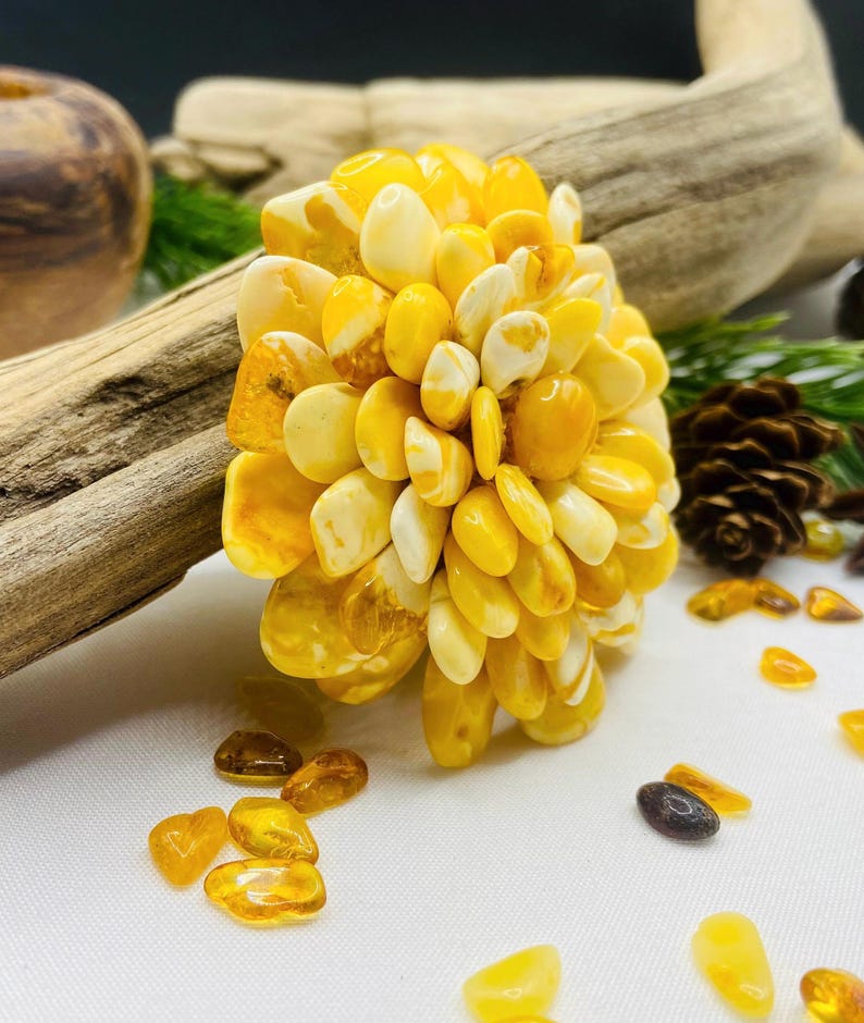 Izšūta vintāžas dzintara puķes broša, Ļoti unikāls roku darbs