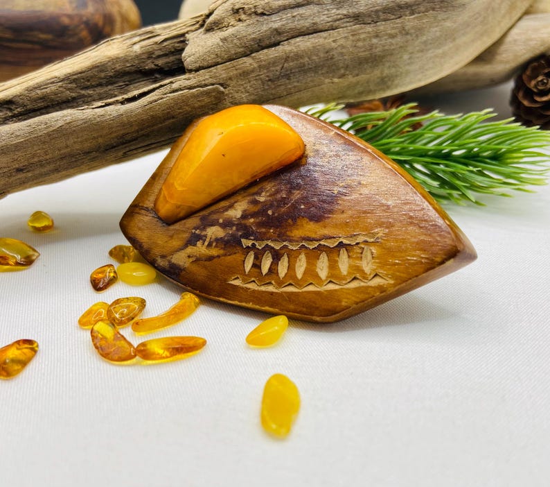 Ļoti veca vintāžas dzintara un koka broša no 1970. gadiem