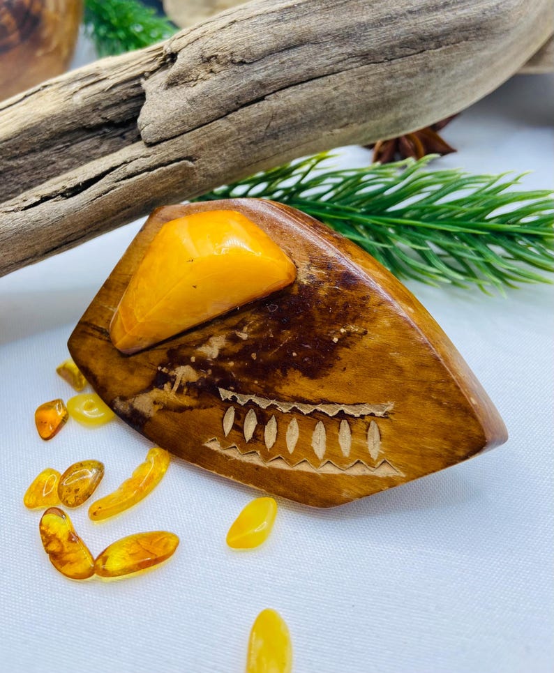 Ļoti veca vintāžas dzintara un koka broša no 1970. gadiem