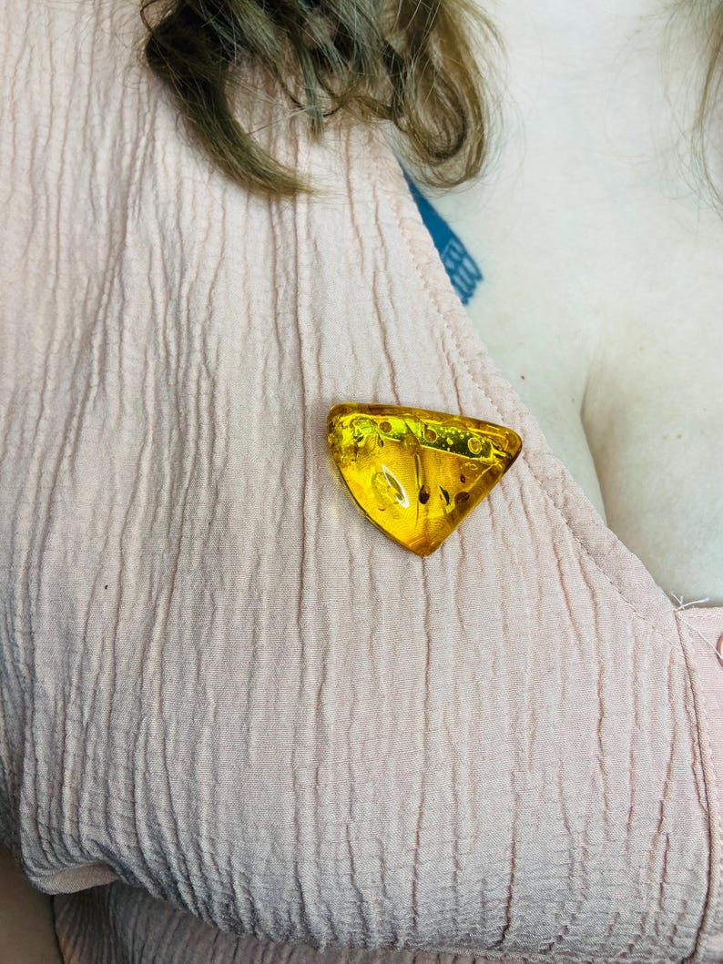 Tīsstūrveida Baltijas dzintara broša, liela izmēra piespraude