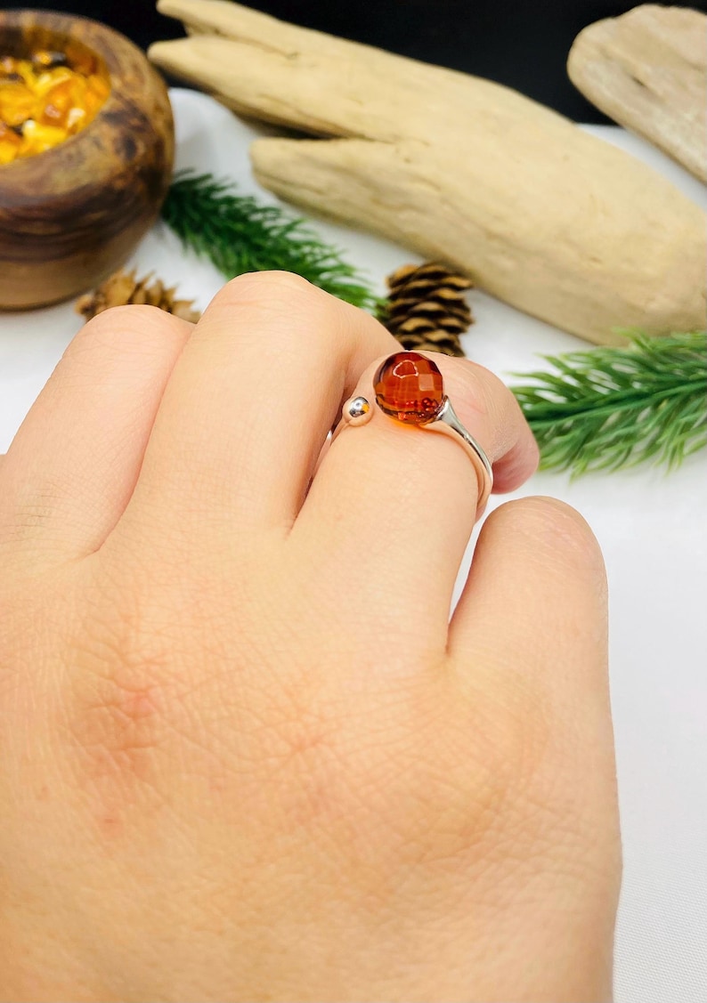 Regulējams Sudraba dzintara gredzens, fasetēts sarkanais akmens