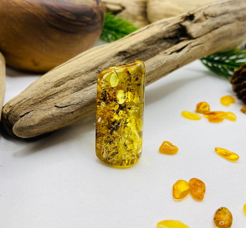 Zaļa smaragda formas dzintara broša sievietēm