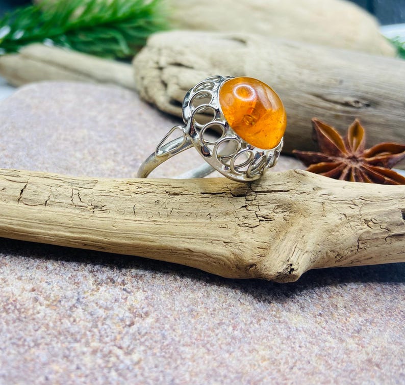 Retro stila gredzens no Baltijas dzintara un metāla, 18 izmērs