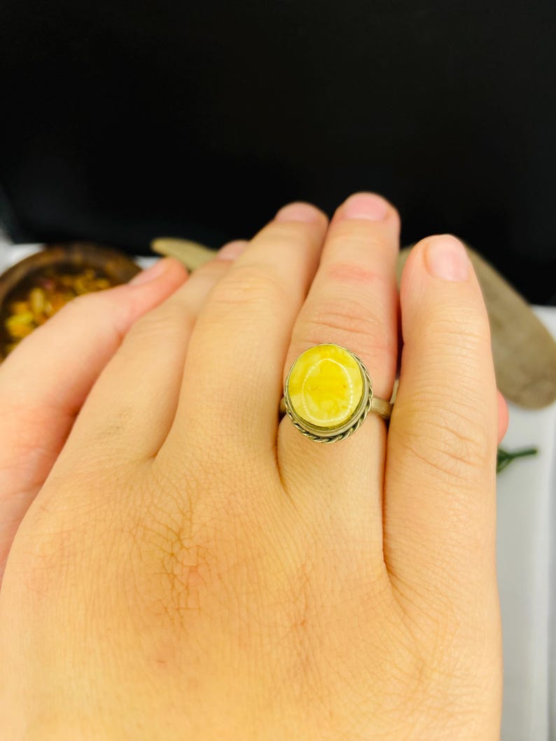 Regulējams vintāžas dzintara gredzens no 1980. gadiem