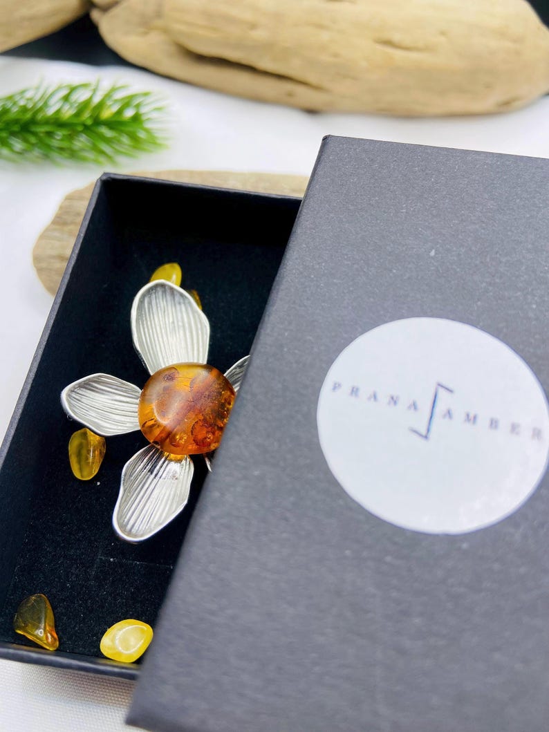 Dzintara puķītes piespraude, unikāla sieviešu broša