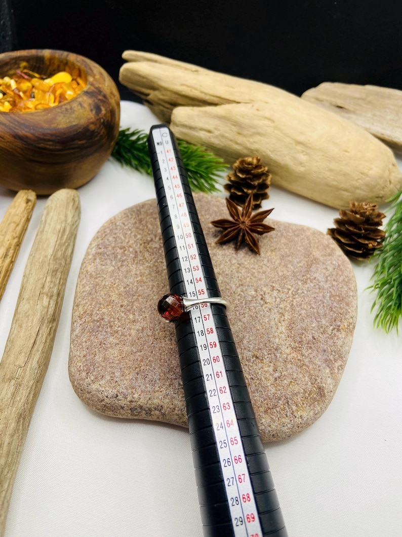 Regulējams Sudraba dzintara gredzens, fasetēts sarkanais akmens