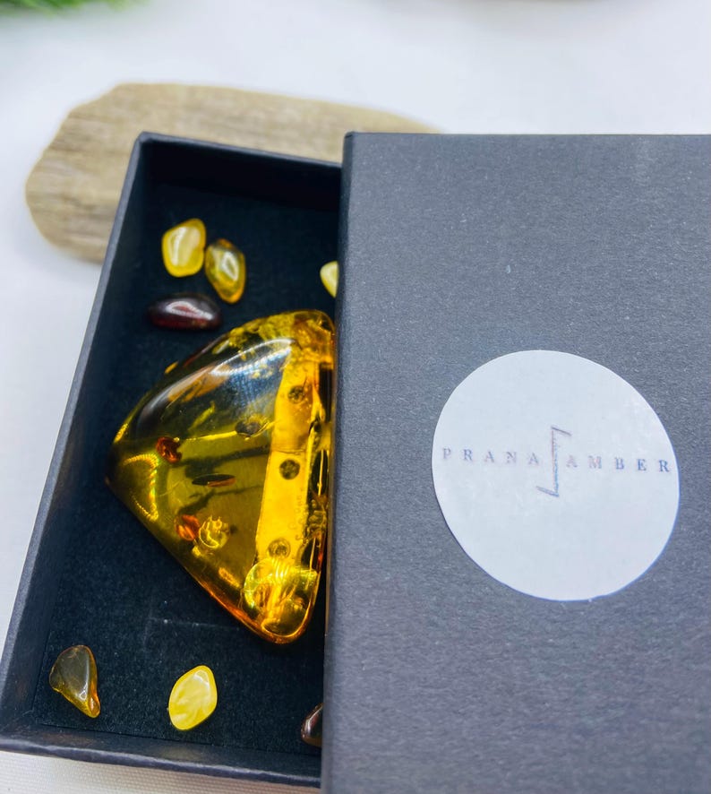 Tīsstūrveida Baltijas dzintara broša, liela izmēra piespraude