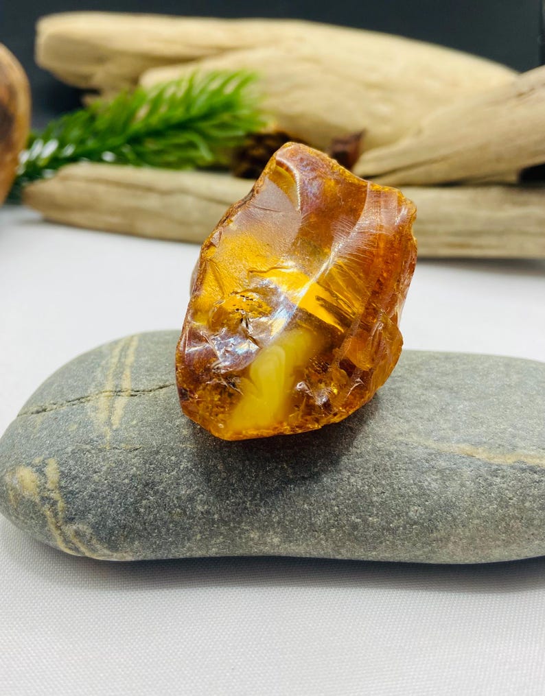 Ļoti īpašs Baltijas dzintara neapstrādāts gabals -14 grami