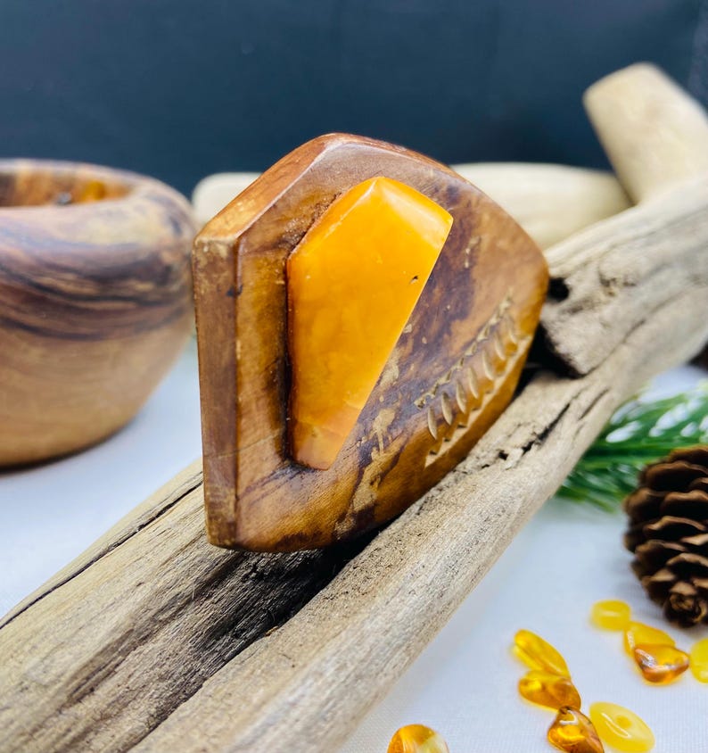 Ļoti veca vintāžas dzintara un koka broša no 1970. gadiem